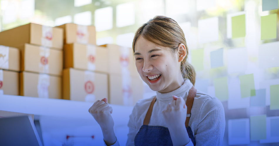 wanita yang senang karena produknya laris manis