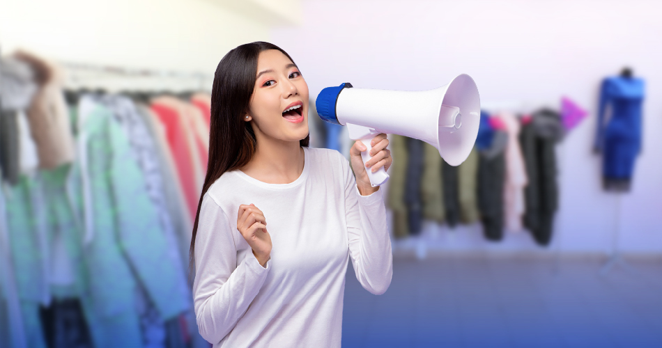 wanita memberikan strategi promosi saat berjualan